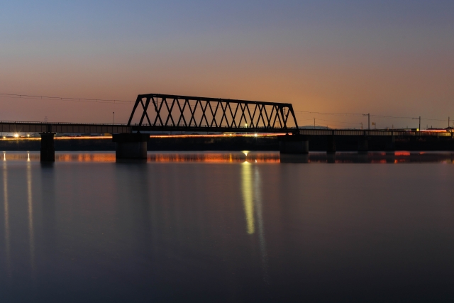 加古川02(朝日が昇る前の加古川鉄橋(photoac 25329943 S))